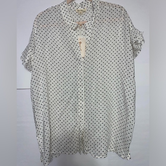 Tops - Polk a dot blouse